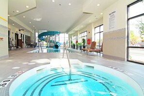 Piscine intérieure, chaises longues