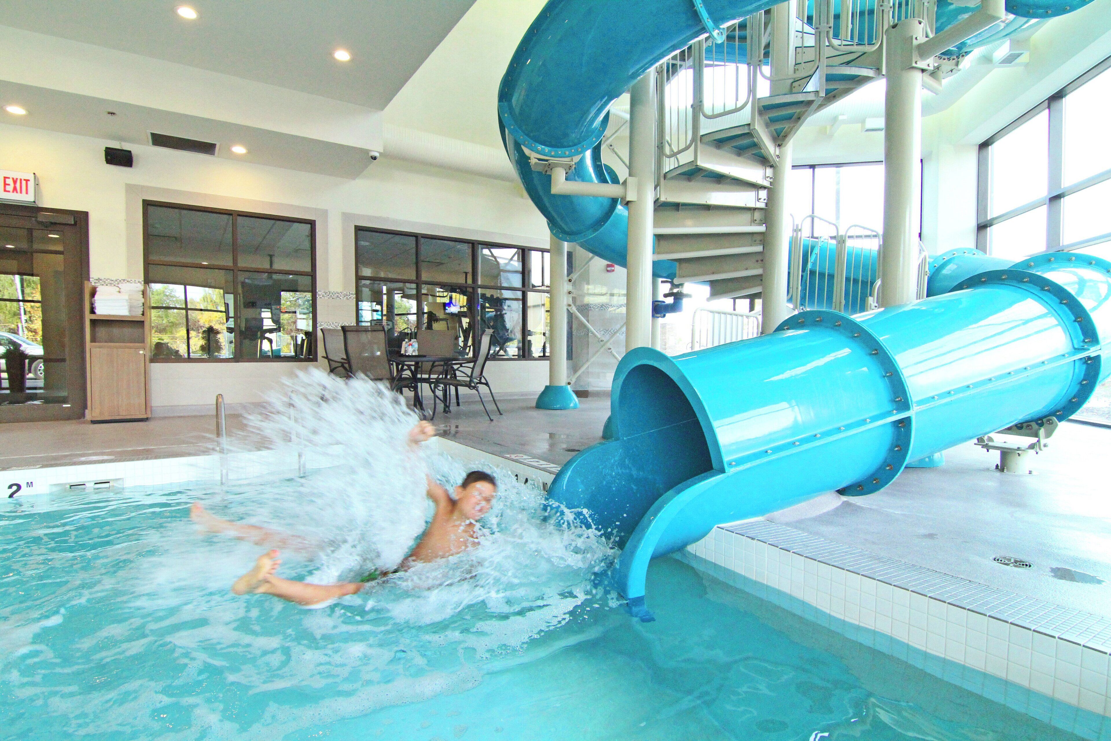Indoor pool, sun loungers