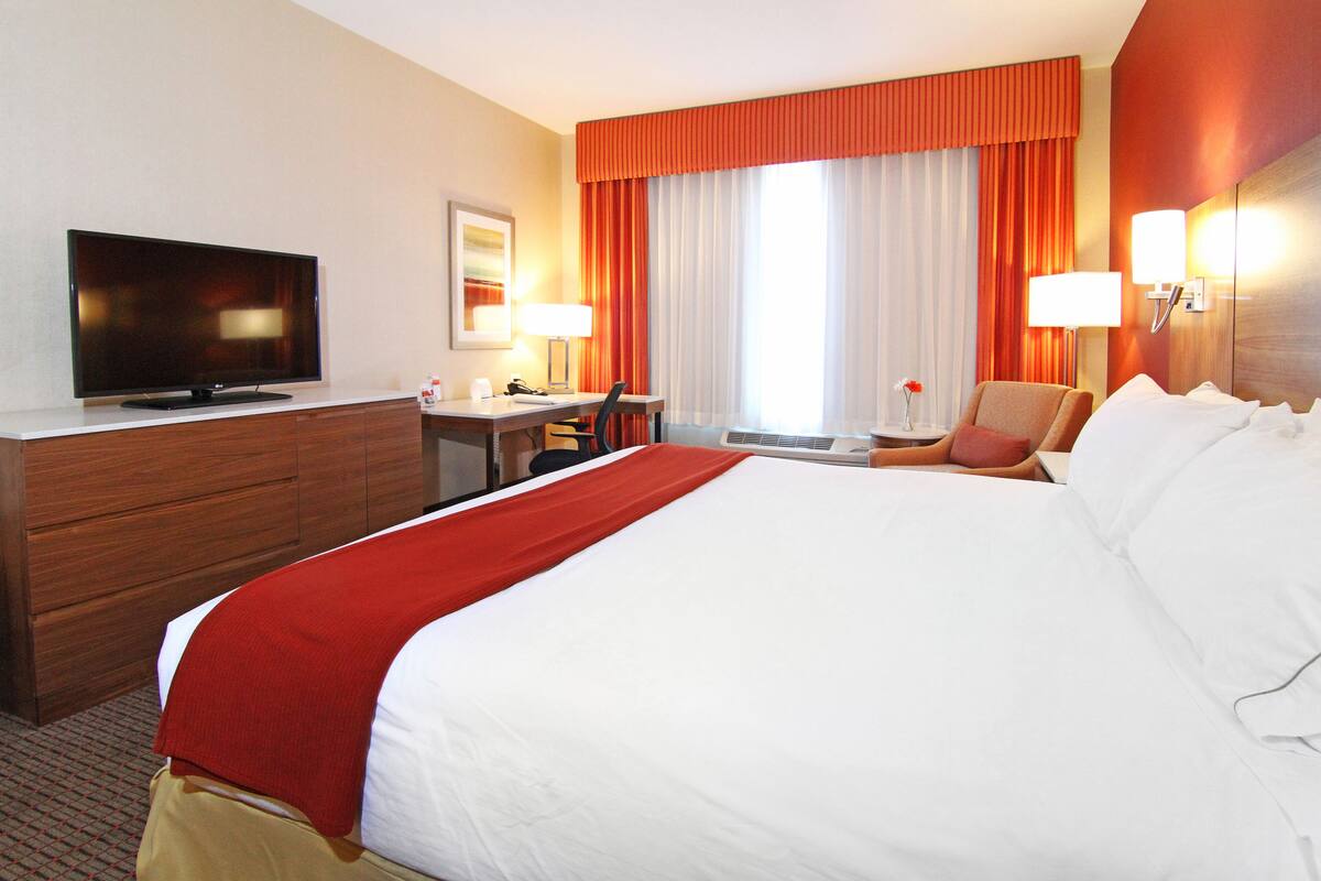 Premium bedding, down comforters, desk, blackout drapes