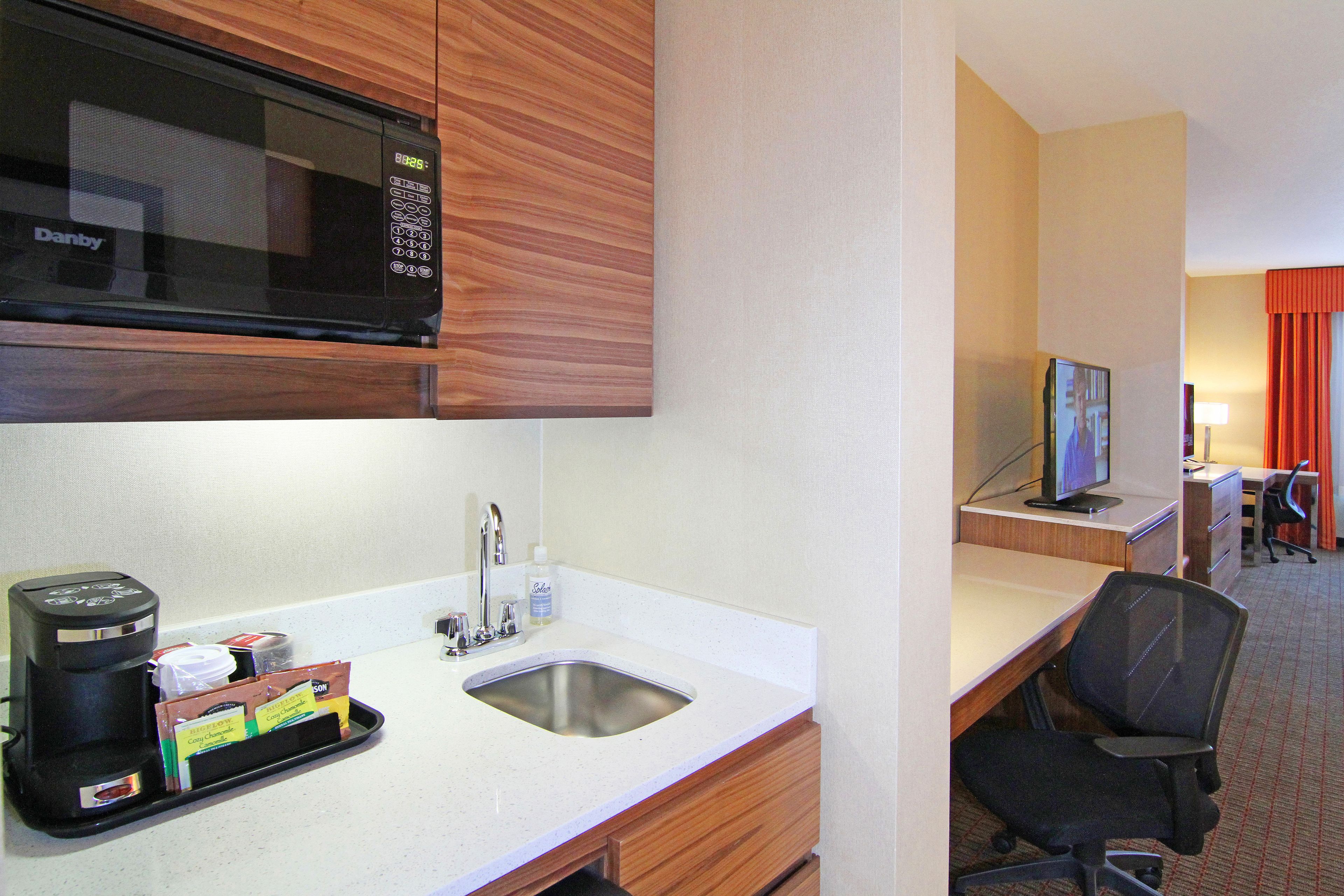 suite, multiple beds | room amenity