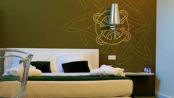 Minibar, coffres-forts dans les chambres, rideaux occultants