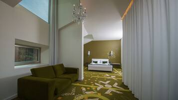 Deluxe Suite | Living area | Flat-screen TV