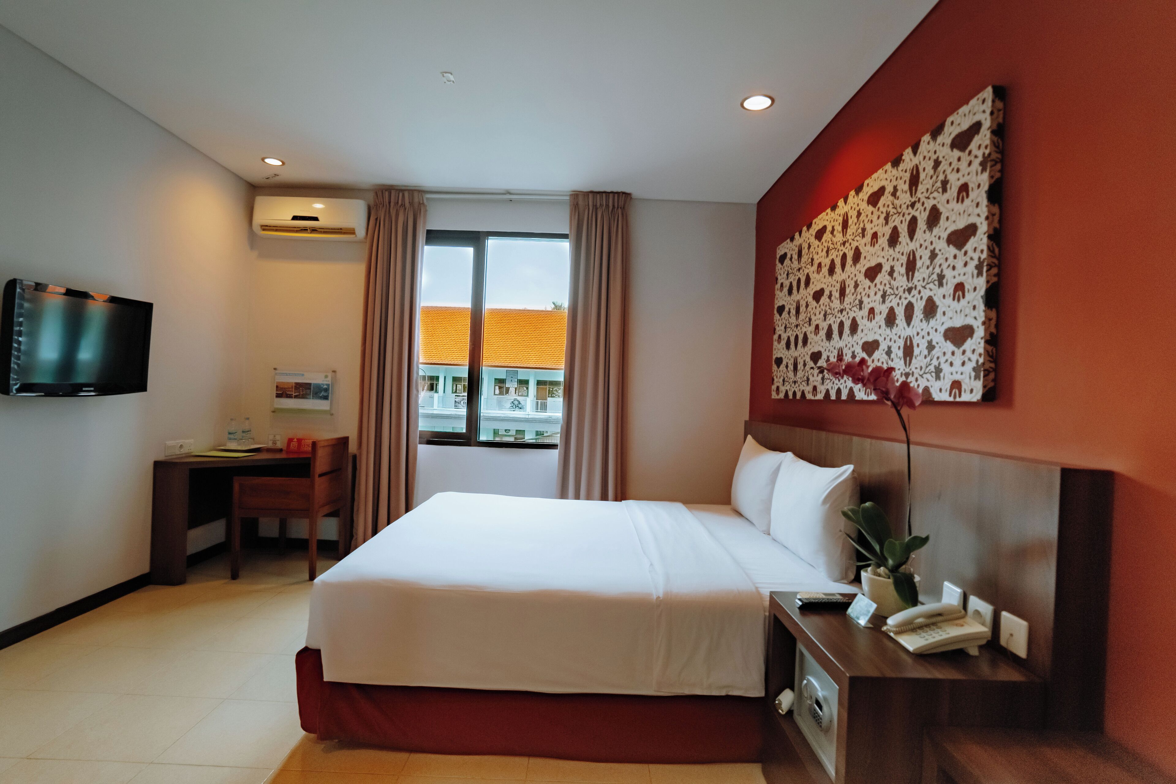 deluxe room | in-room safe, desk, laptop workspace, free wifi