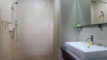 Deluxe Room | Bathroom | Shower, free toiletries, bidet, towels