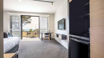 Habitación superior, vistas a la bahía (King) | 1 dormitorio, tabla de planchar con plancha, wifi gratis y ropa de cama