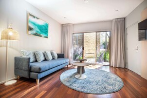 Poolside King Accessible | Iron/ironing board, free WiFi, bed sheets, alarm clocks