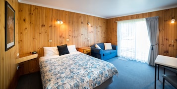 Habitación doble, vistas a la montaña | Cortinas opacas, tabla de planchar con plancha, wifi gratis