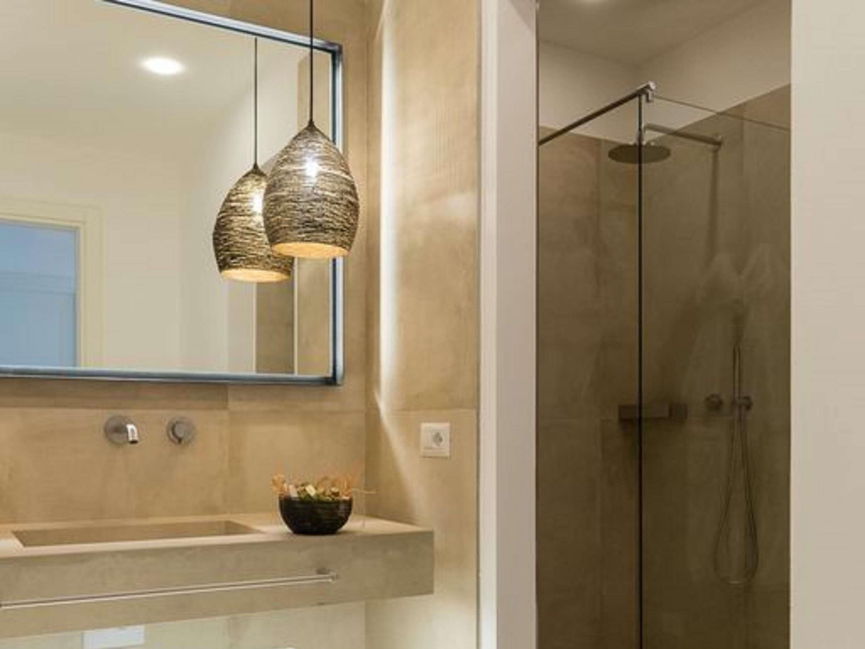 Comfort-rum - 1 kingsize-säng | Minibar, värdeförvaringsskåp på rummet, skrivbord och ljudisolering