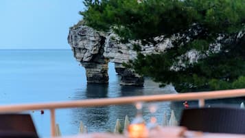 2 restaurants servant le déjeuner et le dîner, plats Cuisine locale