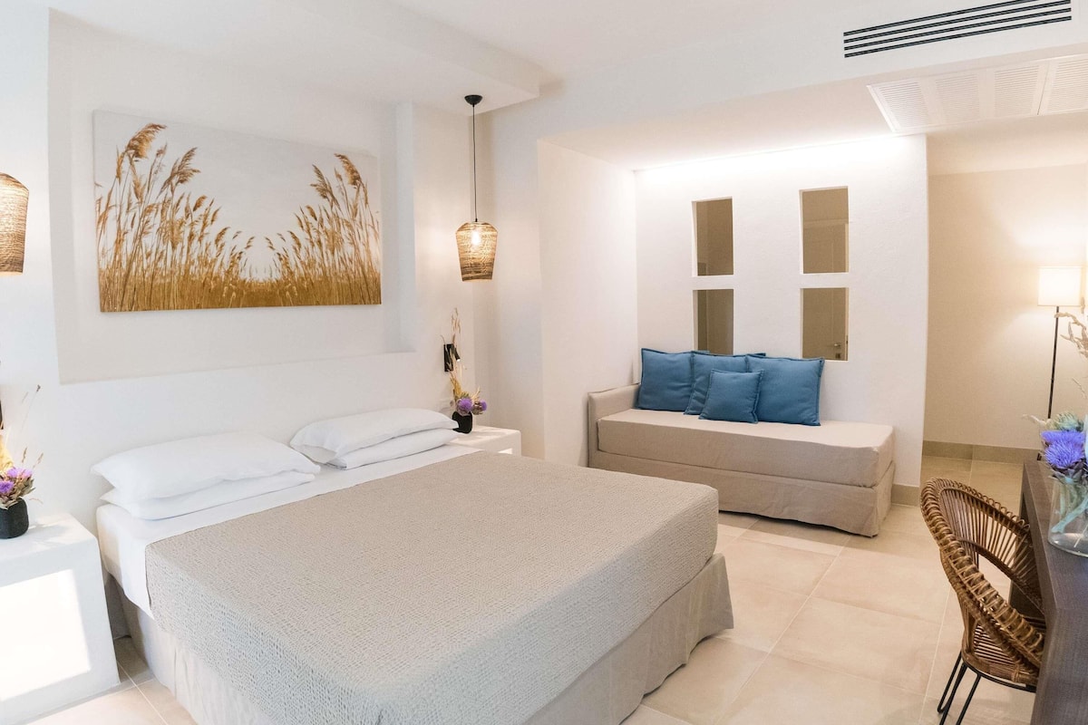 Deluxe Room, 1 King Bed, Patio | Minibar, in-room safe, desk, soundproofing