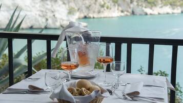 2 restoran, melayani makan siang, makan malam; sajian masakan lokal