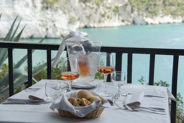 2 restaurants, lunch, dinner served; local cuisine