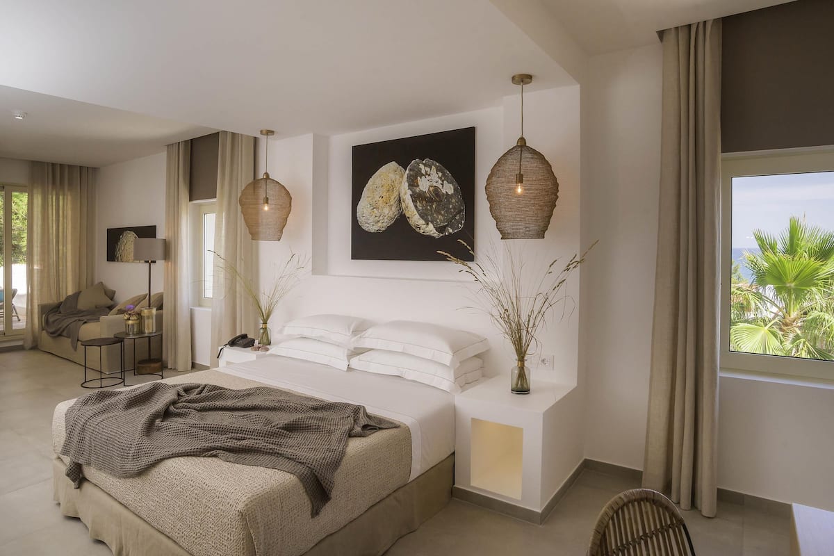 Superior Room, Sea View | Minibar, in-room safe, desk, soundproofing