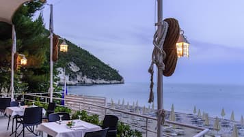 2 Restaurants; Mittagessen und Abendessen werden serviert