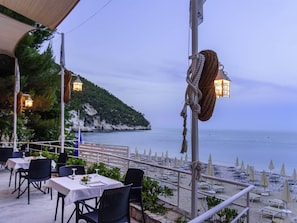 2 restaurants; lunch and dinner served
