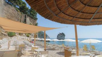 4 bars, 2 bars de plage, bar en bord de piscine