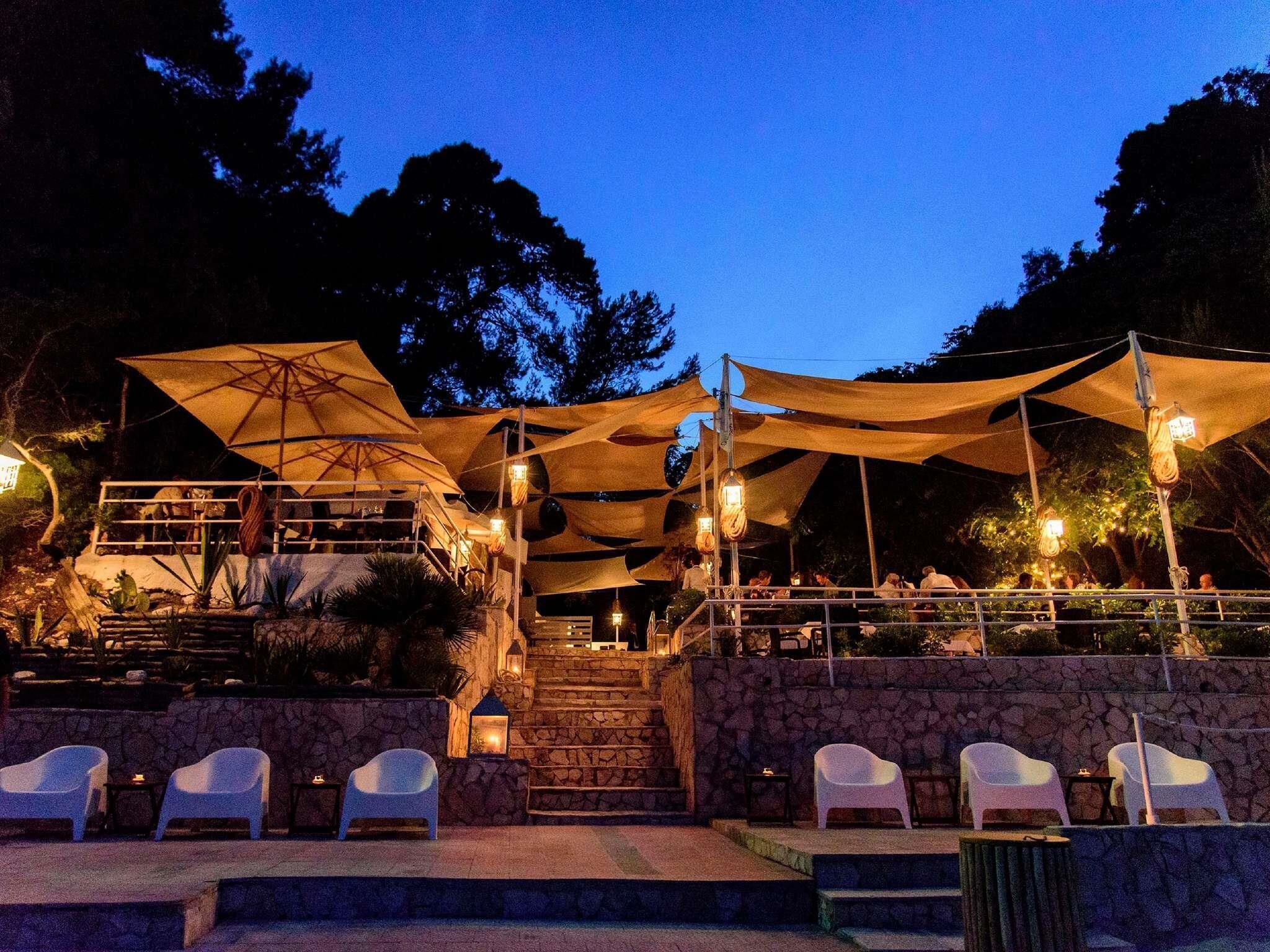 4 bars/lounges, 2 beach bars, poolside bar