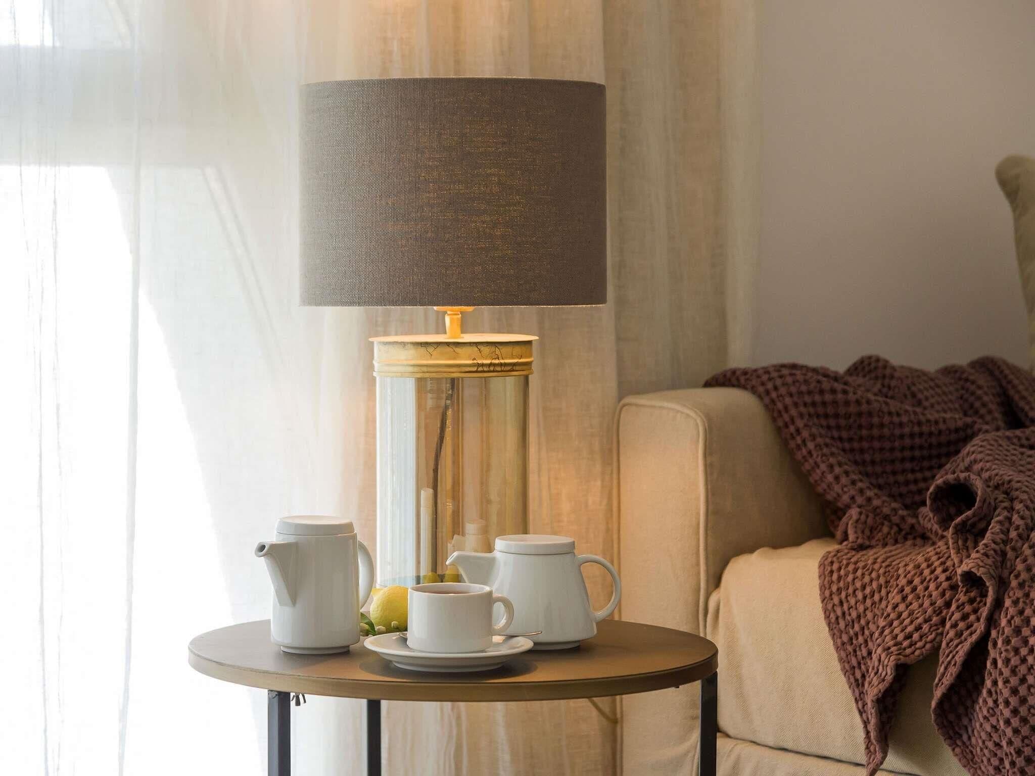 Kamar Standar, 1 Tempat Tidur King, pemandangan kebun | Minibar, brankas, meja kerja, dan kedap suara