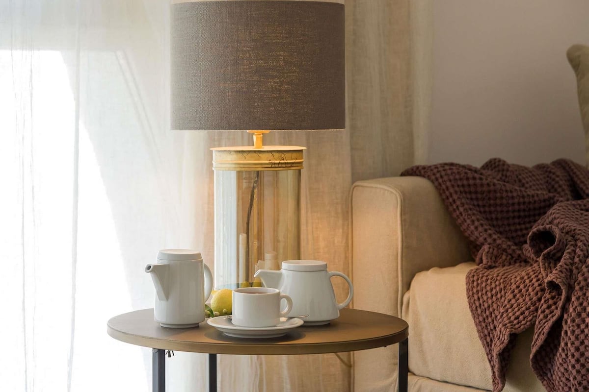 Kamar Standar, 1 Tempat Tidur King, pemandangan kebun | Minibar, brankas, meja kerja, dan kedap suara