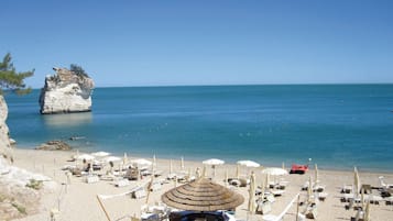 Sulla spiaggia, lettini da mare, ombrelloni, 2 bar sulla spiaggia