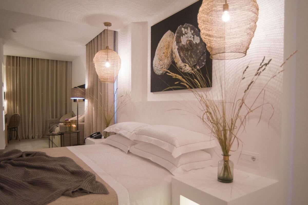 Habitación superior, vistas al mar | Minibar, caja fuerte, escritorio y sistema de insonorización