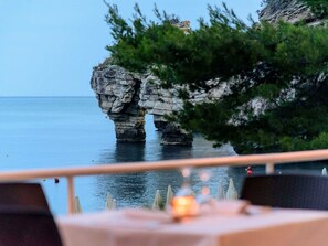 2 restauranter; serverer frokost, aftensmad og lokale retter