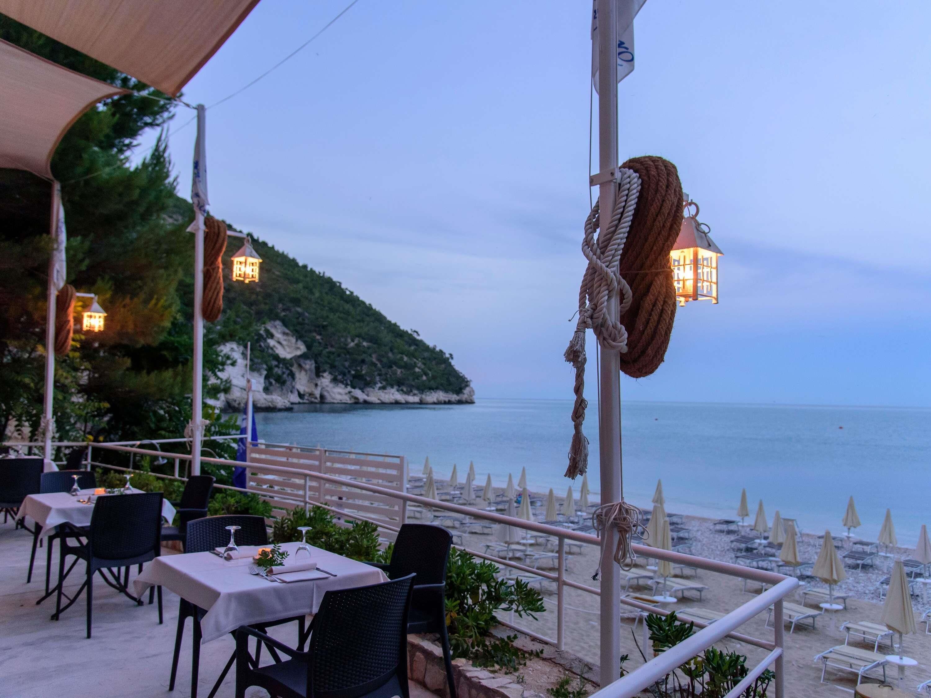 4 bares o lounges, 2 bares en la playa, bar junto a la alberca 