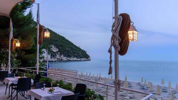 4 bar/ruang istirahat, 2 bar pantai, bar tepi kolam