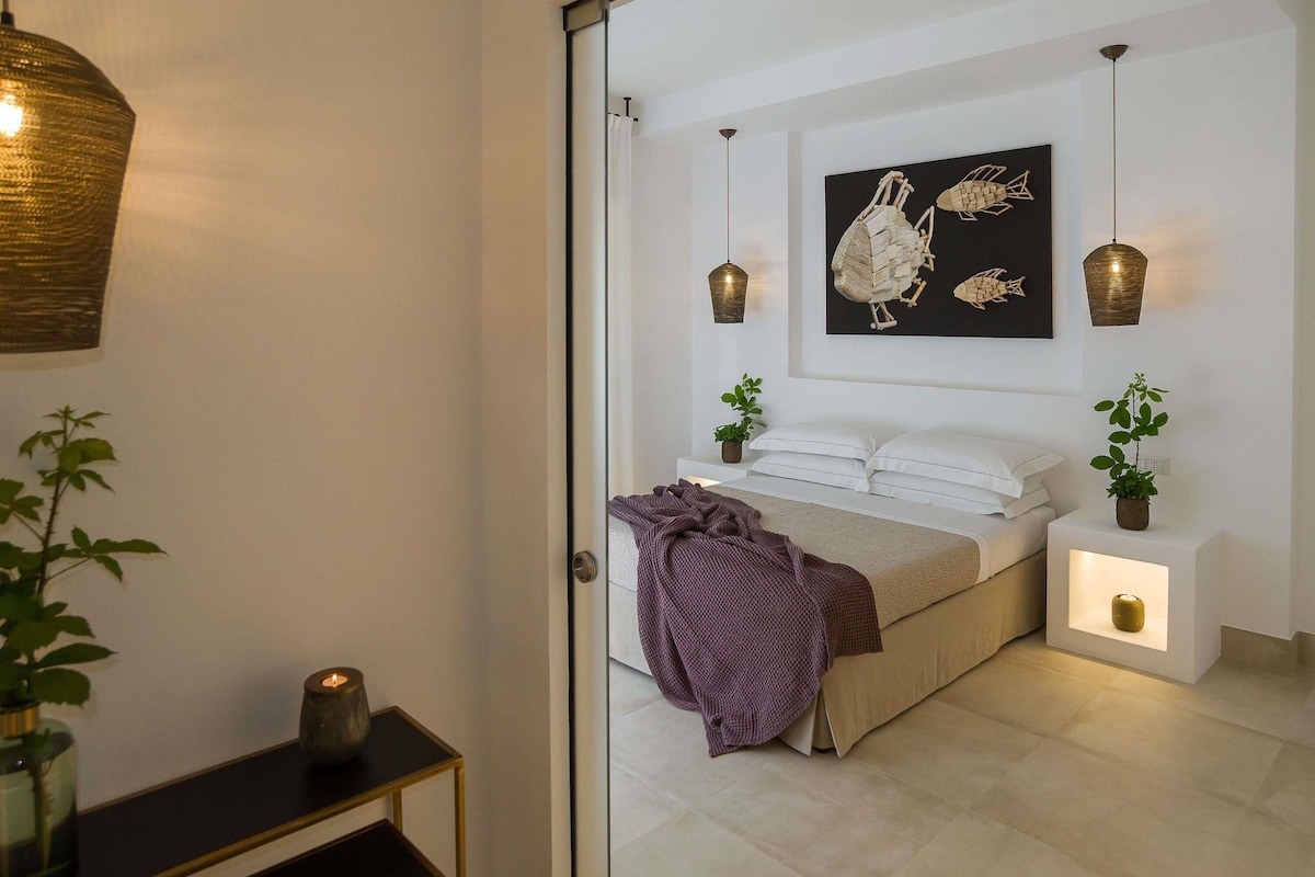 Suite familiar, 1 cama de matrimonio grande, vistas al jardín | Minibar, caja fuerte, escritorio y sistema de insonorización