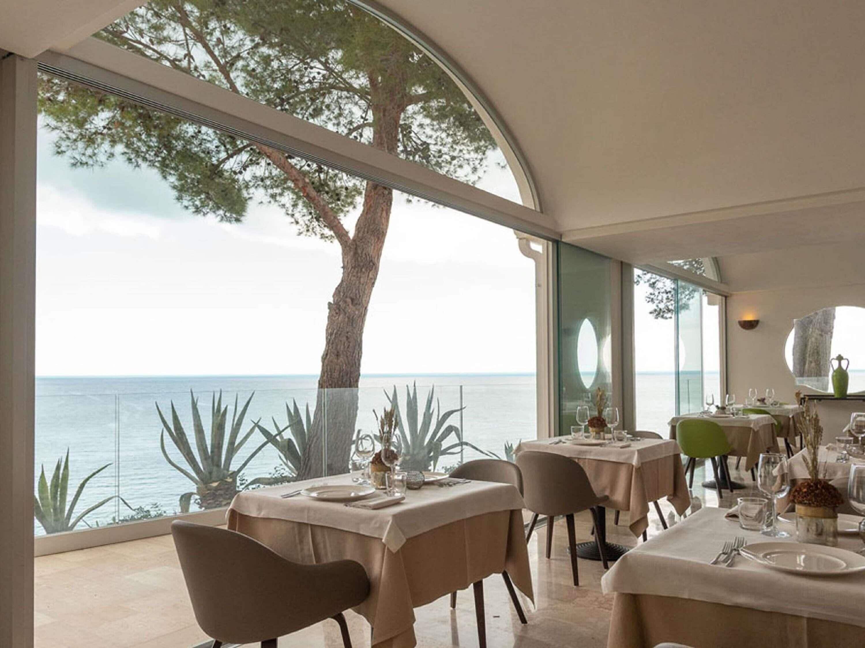 2 restaurants; lunch and dinner served