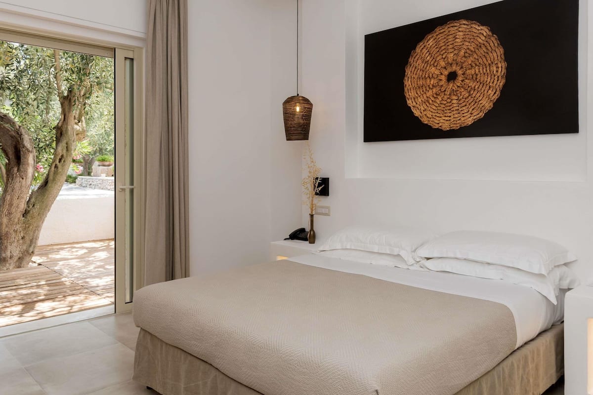 Comfort Room, 1 King Bed, Balcony | Minibar, in-room safe, desk, soundproofing
