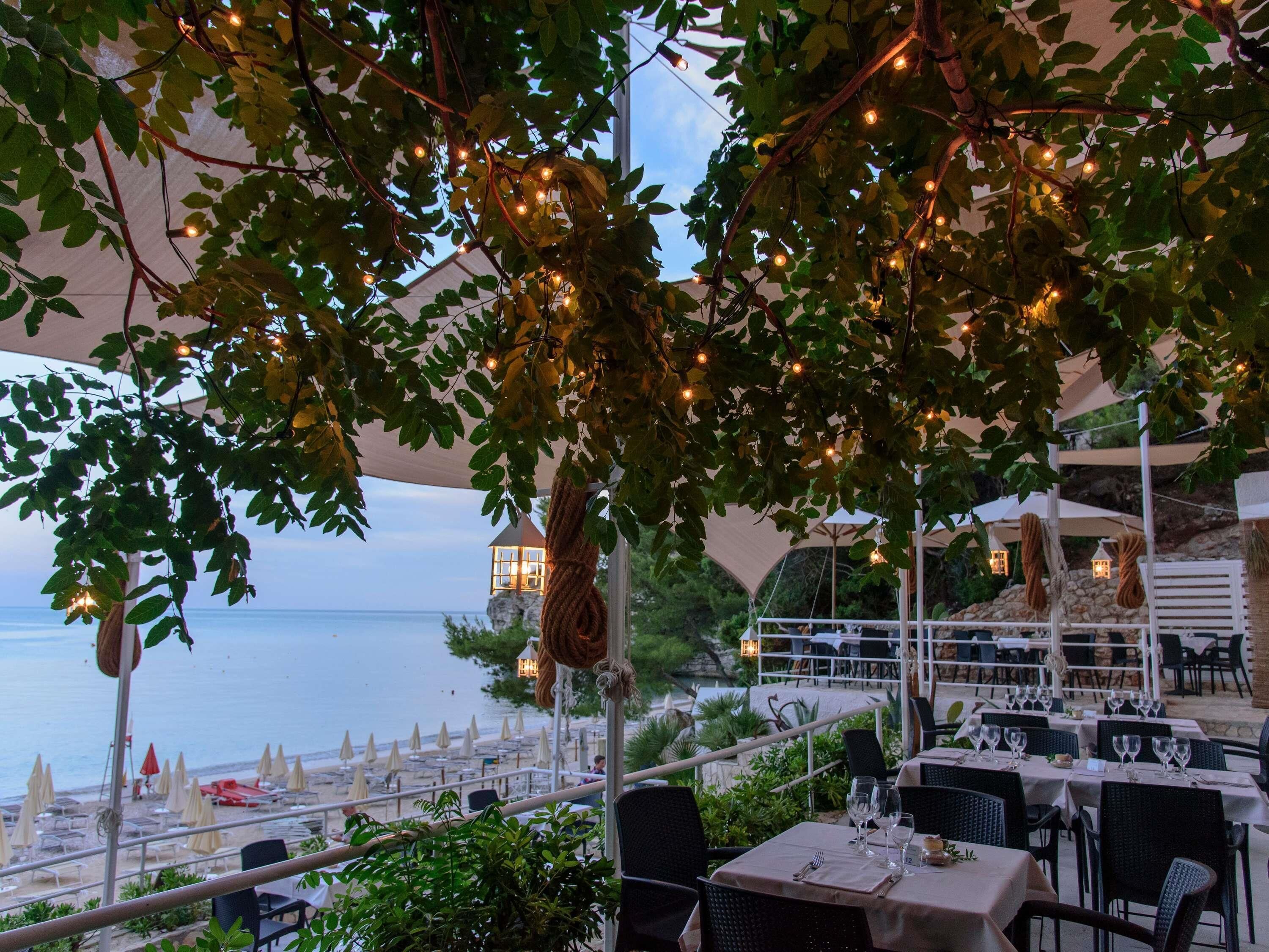 4 bares o lounges, 2 bares en la playa, bar junto a la alberca 