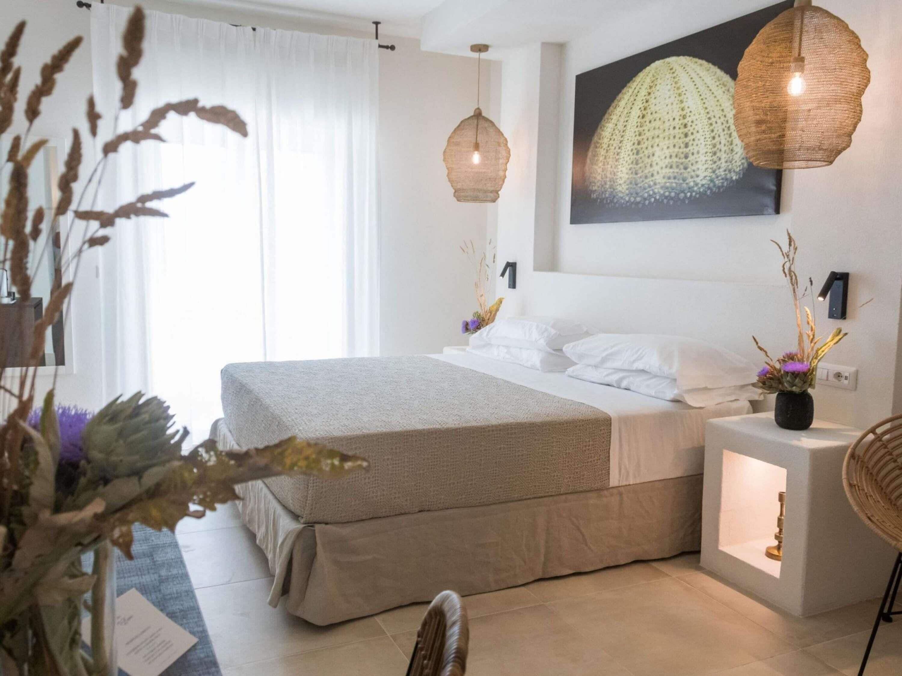 Minibar, värdeförvaringsskåp på rummet, skrivbord och ljudisolering