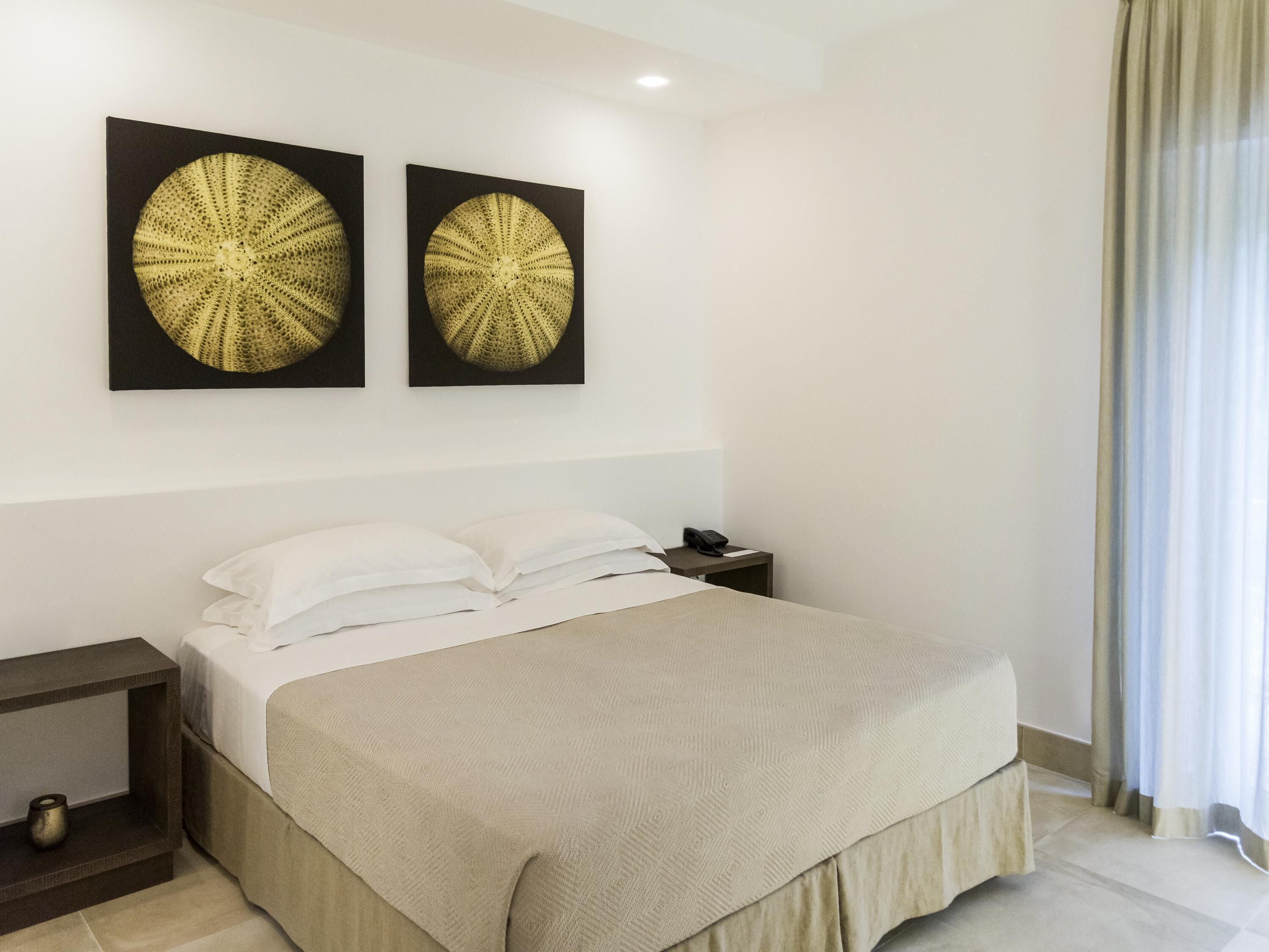 Rom – deluxe, 1 kingsize-seng | Minibar, safe på rommet, skrivebord og lydisolert