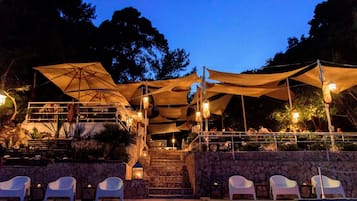 4 bar/lounge, 2 bar sulla spiaggia, bar a bordo piscina