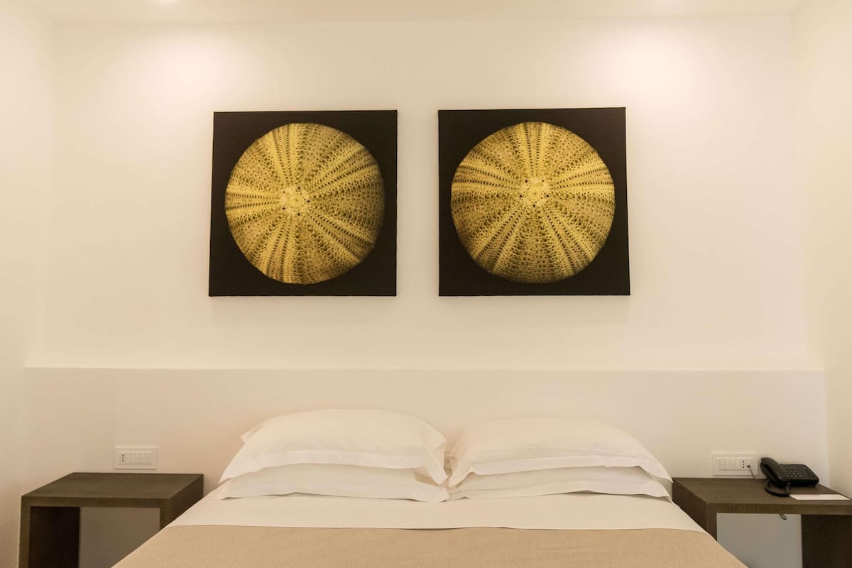 Standard Room, 1 King Bed, Garden View | Minibar, in-room safe, desk, soundproofing
