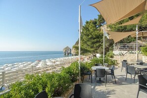 2 restauranter, lunsj og middag serveres, lokale retter