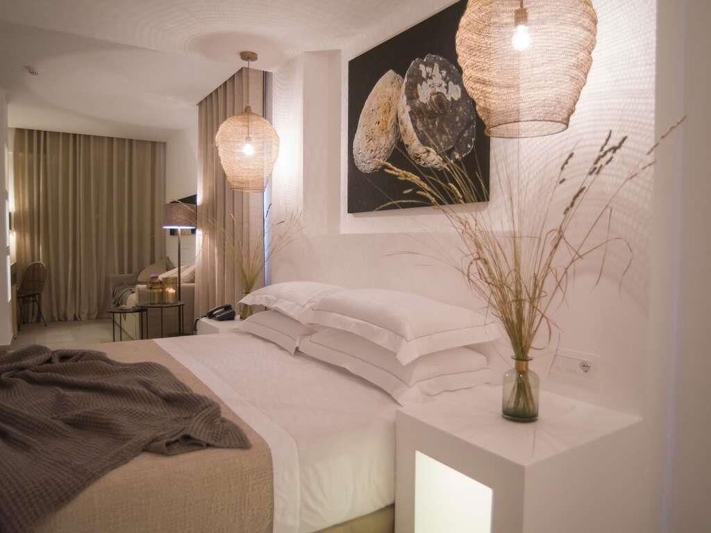 Superior Room, Sea View | Minibar, in-room safe, desk, soundproofing