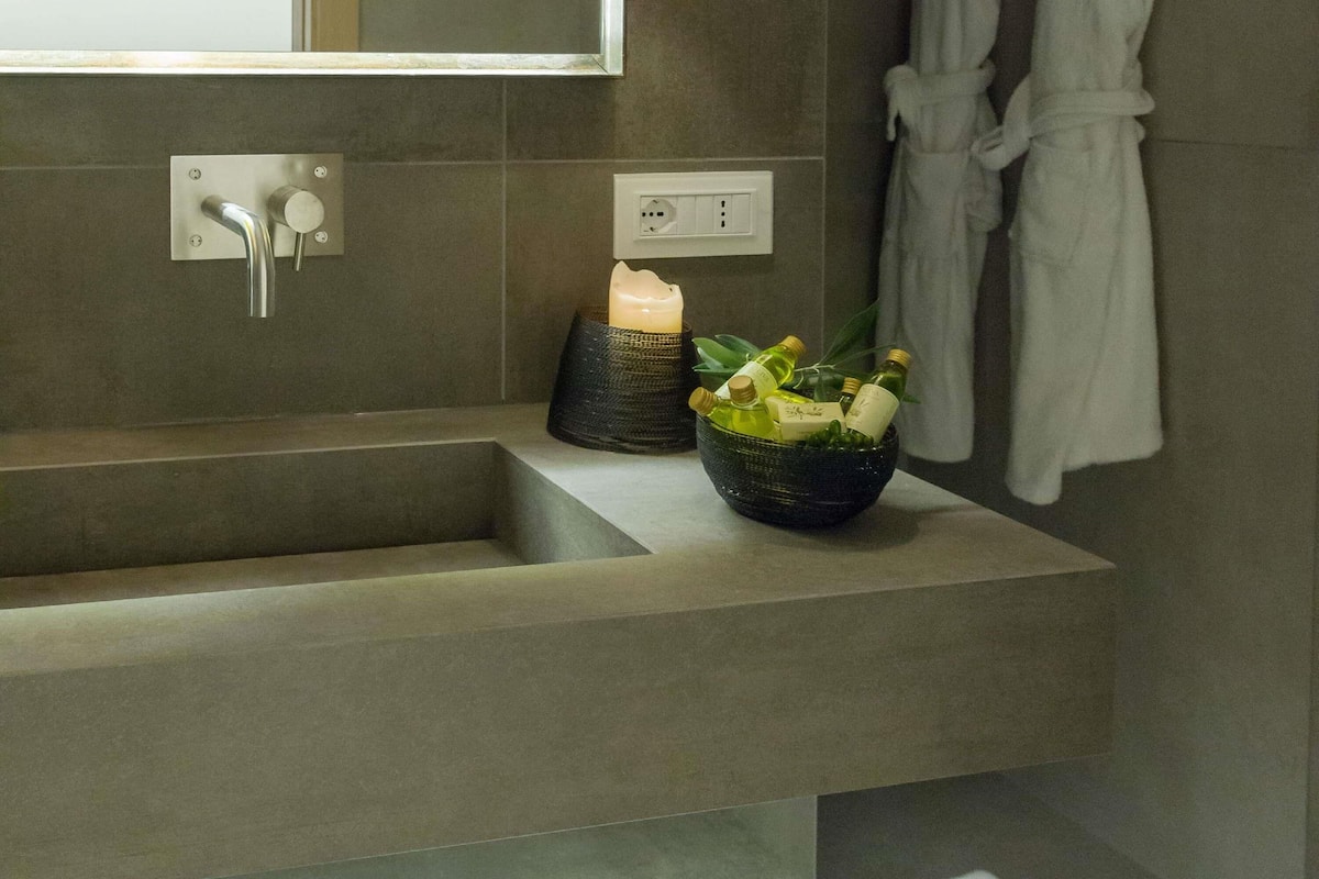 华丽客房, 1 张双人床, 露台 | 迷你吧、客房内保险箱、办公桌、隔音