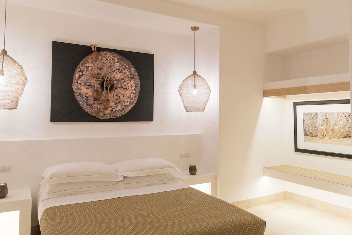 Minibar, caixa forta a l'habitació i escriptori