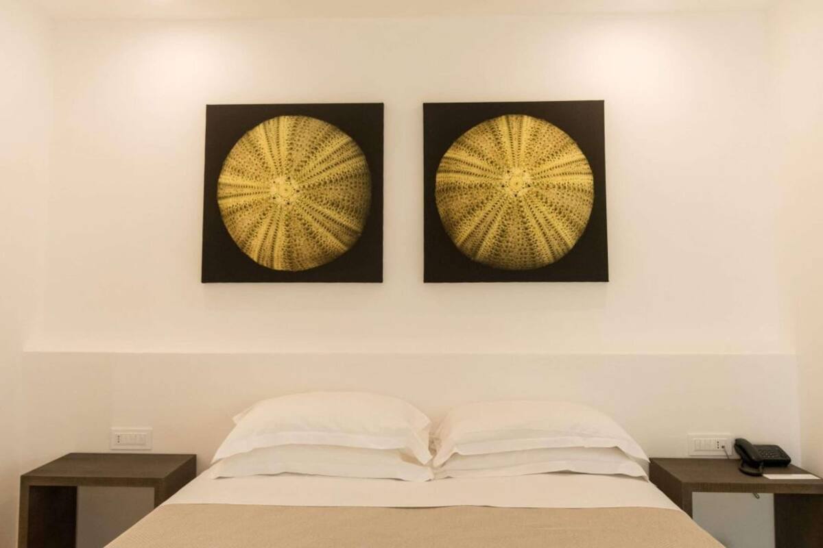 Villa - 2 dubbelsängar | Minibar, värdeförvaringsskåp på rummet, skrivbord och ljudisolering