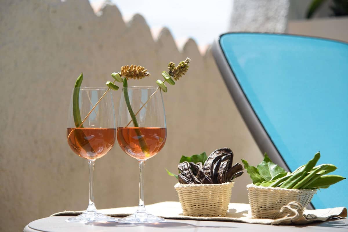 华丽客房, 1 张特大床, 露台 | 迷你吧、客房内保险箱、办公桌、隔音