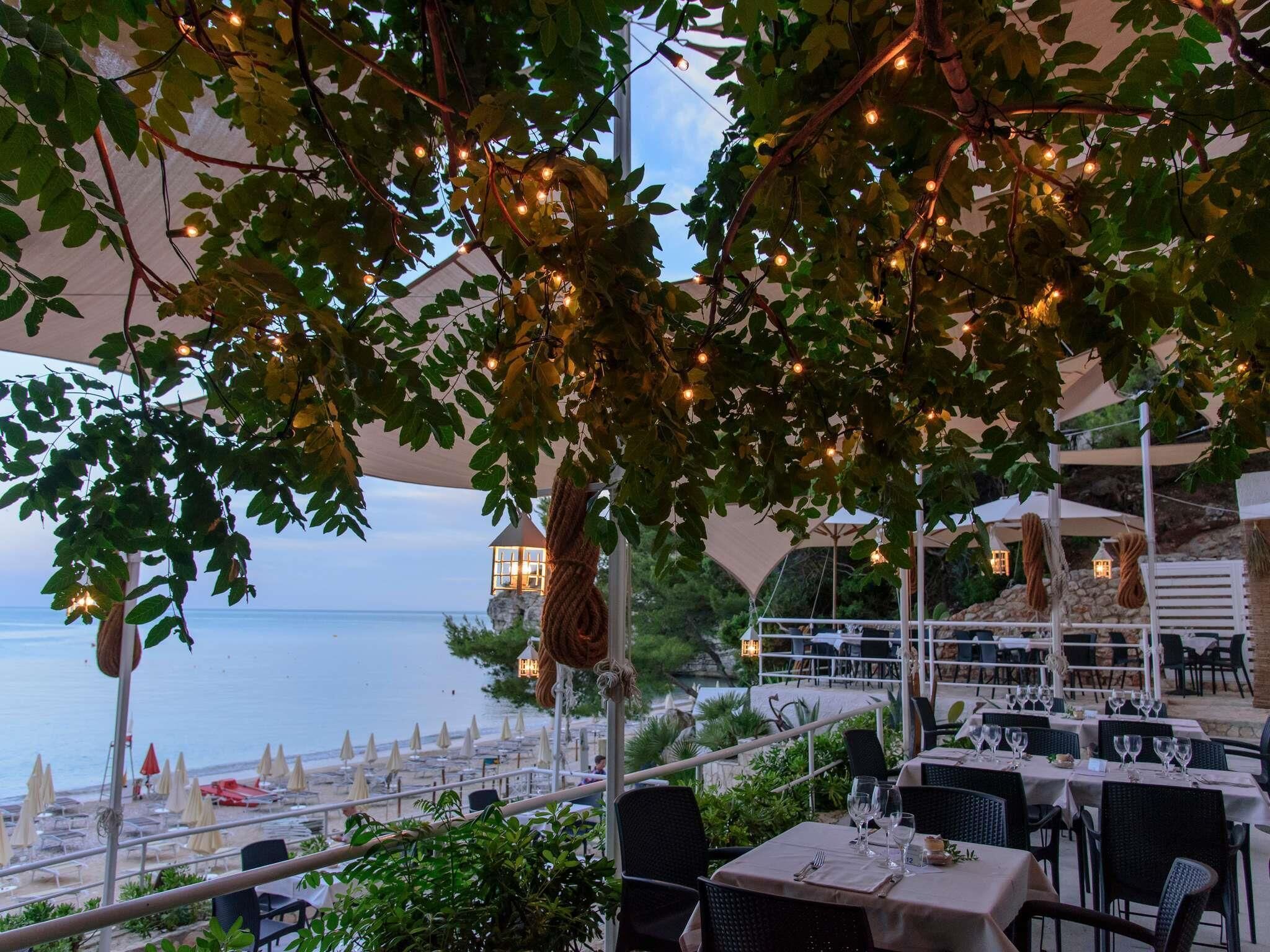 4 bares o lounges, 2 bares en la playa, bar junto a la alberca 