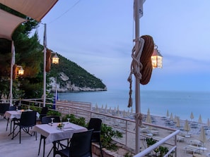 4 bars/lounges, 2 beach bars, poolside bar