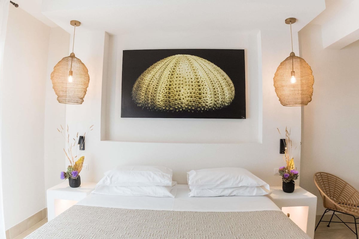 Deluxe Room, 1 King Bed | Minibar, in-room safe, desk, soundproofing
