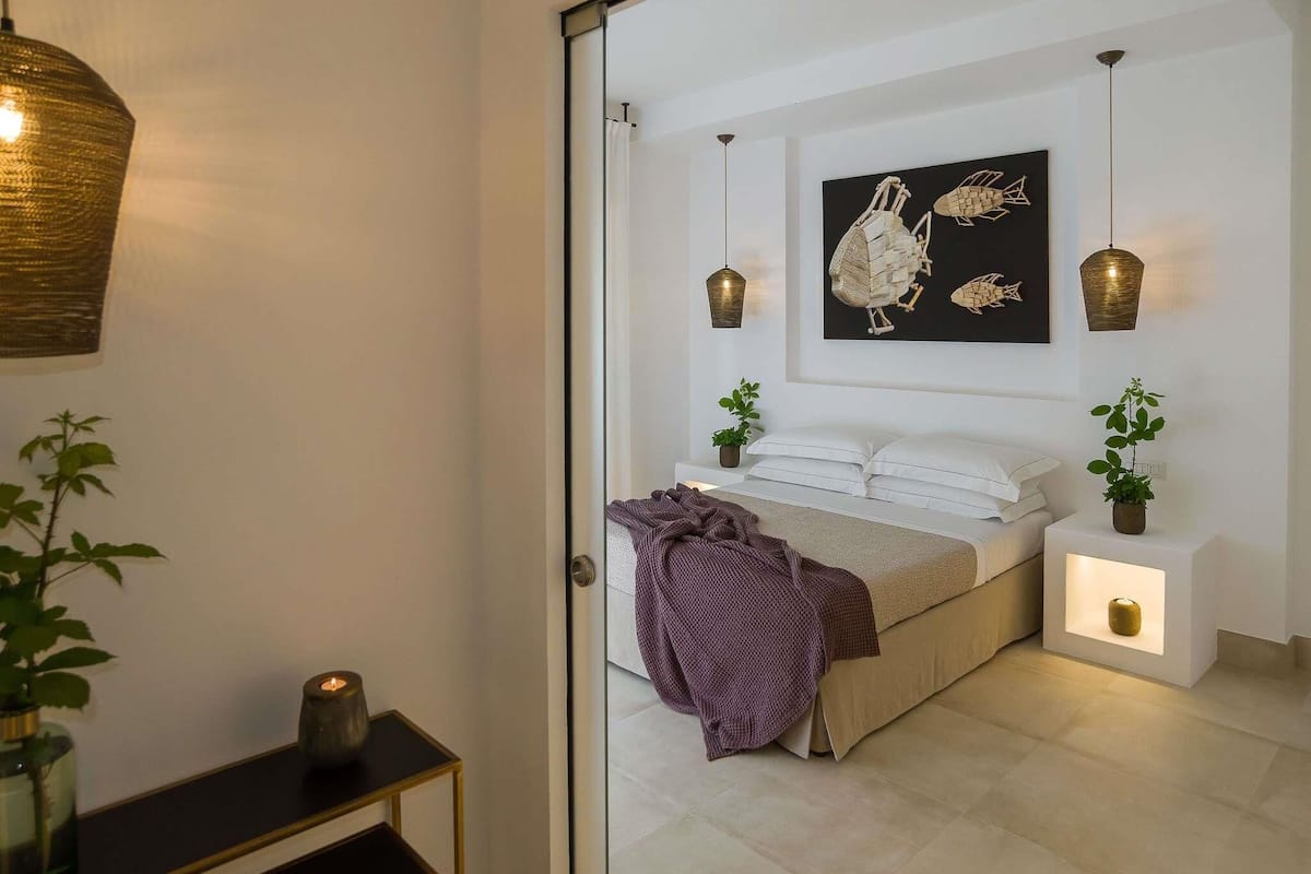 Family Suite, 1 King Bed, Garden View | Minibar, in-room safe, desk, soundproofing