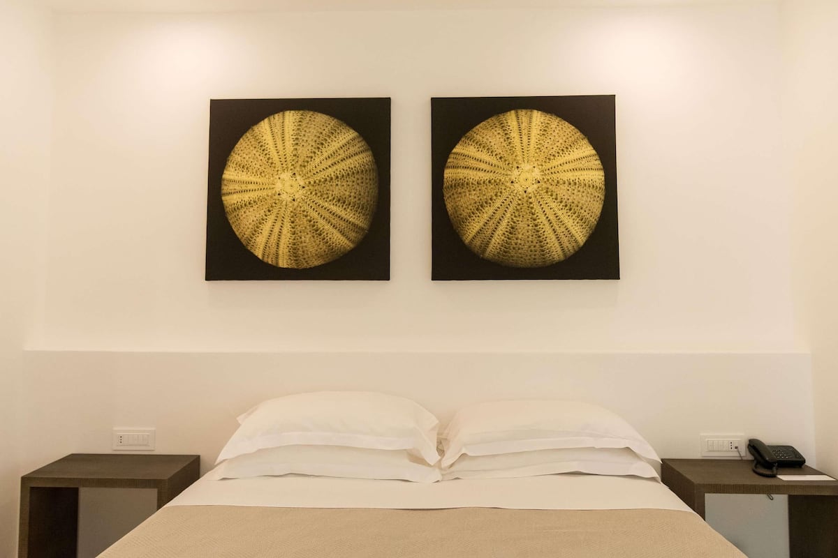 标准房, 1 张特大床, 花园景观 | 迷你吧、客房内保险箱、办公桌、隔音