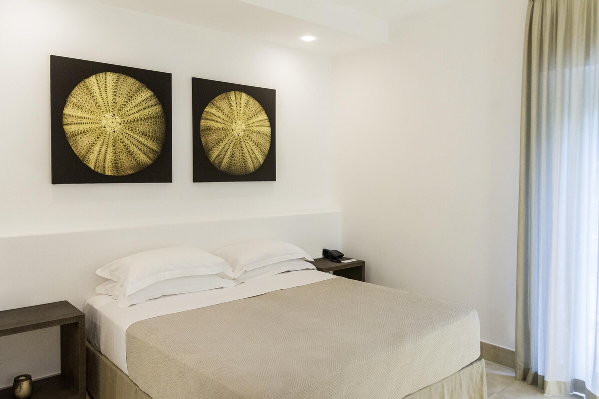 Habitación Deluxe, 1 cama de matrimonio grande | Minibar, caja fuerte, escritorio y sistema de insonorización