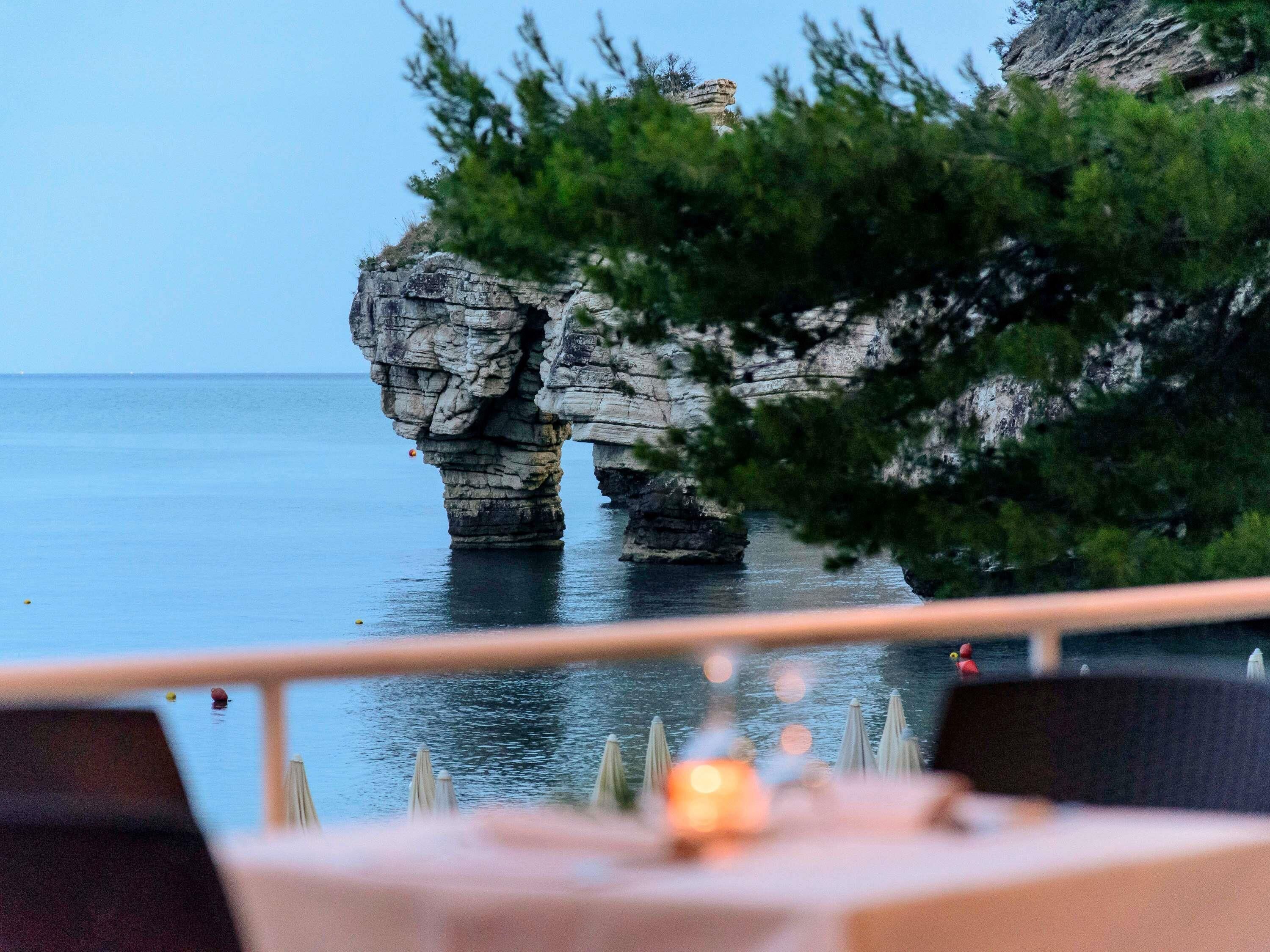 2 restaurants, lunch, dinner served; local cuisine