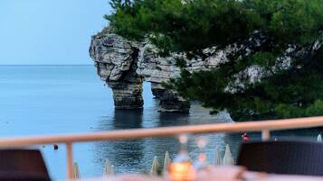 2 restaurants, lunch, dinner served; local cuisine